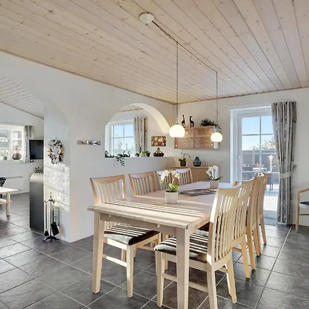 Amazing In With 5 Bedrooms, Sauna & Wifi