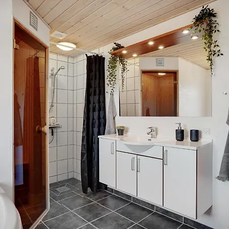 Casa de Férias Amazing In With 5 Bedrooms, Sauna & Wifi Skjern